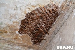 Управляющая организация не спешит помогать пенсионерам, в квартире которых рухнули потолочные перекрытия (архивное фото)