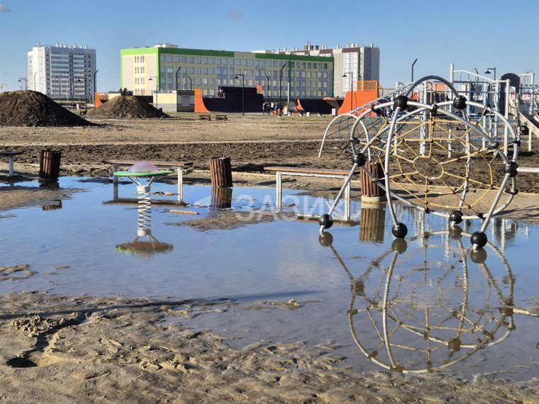 На детской площадке после каждого дождя стоит вода
