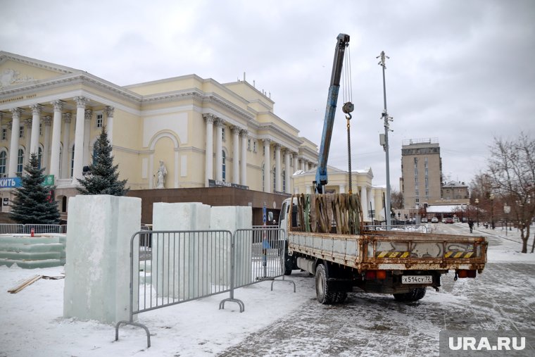 Главный ледовый городок традиционно располагается возле драмтеатра 