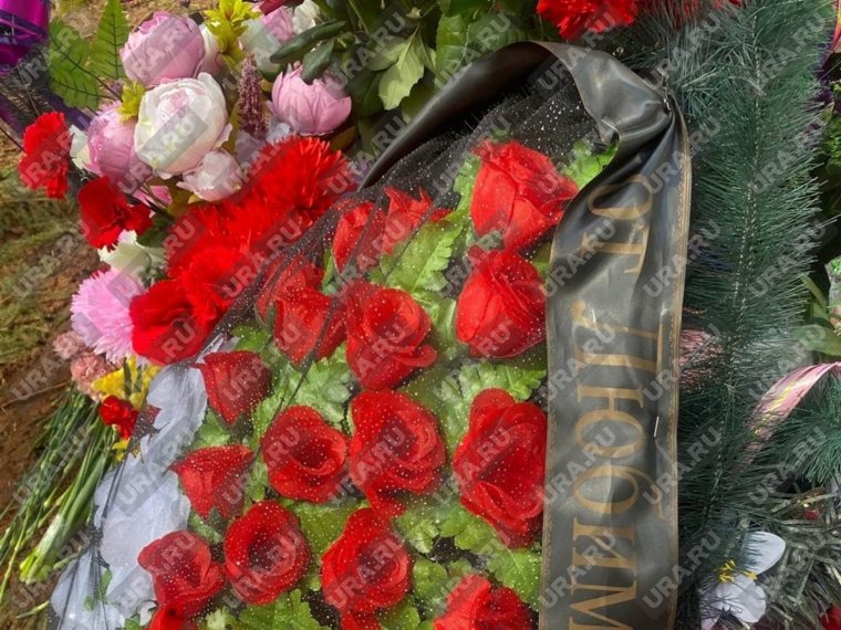 После похорон все направились на поминальный обед в местном Доме творчества