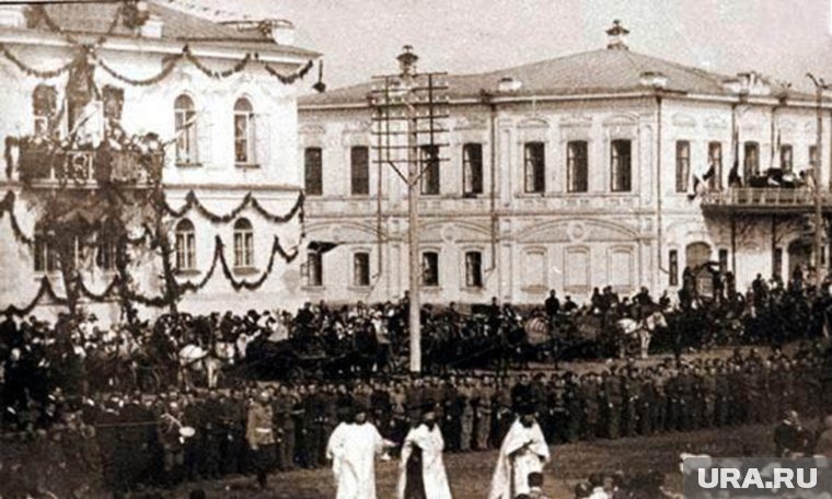 Так раньше выглядела усадьба (здание справа) в Кургане