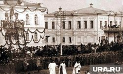 Так раньше выглядела усадьба (здание справа) в Кургане