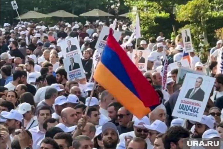 Акция в поддержку началась в 17:30 (по мск)