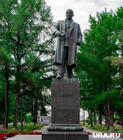 Памятник основателю СССР не случайно стоит в театральном сквере