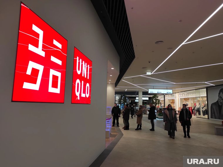Особое внимание привлекают варианты логотипа Uniqlo в красном и зеленом цветах