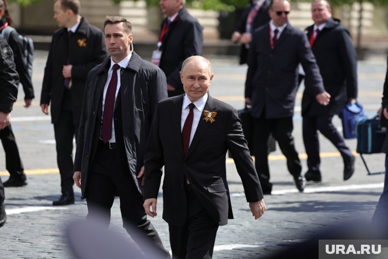 Путин рассмеялся после шутки ветерана о здоровье и деньгах