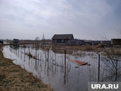 Спасатели расчищают русло реки от ледяных заторов