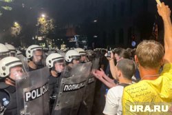 У здания парламента в Белграде начались столкновения протестующих с полицией