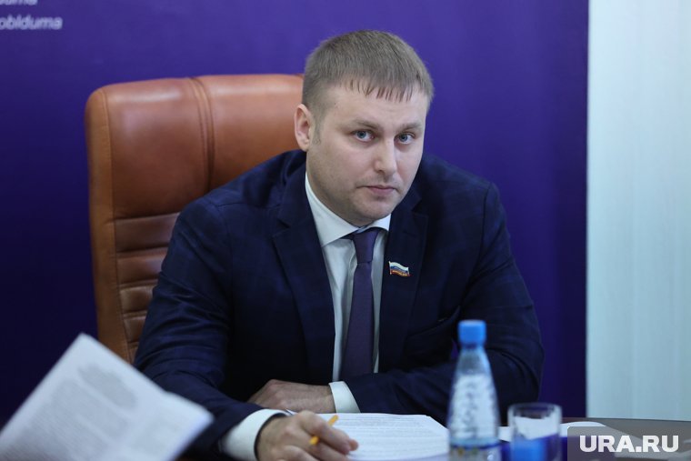 Депутат-коммунист Федотов покупает практически все в местных магазинах в ТРЦ