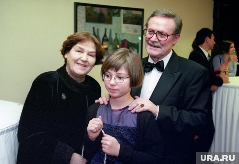 Юрий Соломин с женой и внучкой