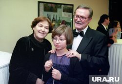 Юрий Соломин с женой и внучкой