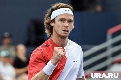 Теннисист Андрей Рублев не справился с эмоциями во время матча и повредил себе руку, сообщили российские СМИ