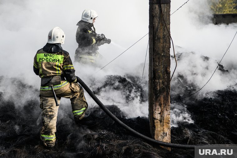 В доме произошло обрушение кровли, сотрудники МЧС оказались под завалами