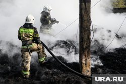 В доме произошло обрушение кровли, сотрудники МЧС оказались под завалами