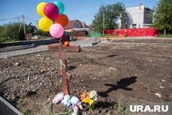 Сейчас на месте, где стоял дом, одинокий деревянный крест