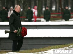 На тумбу с надписью «1942» президент Владимир Путин положил букет роз