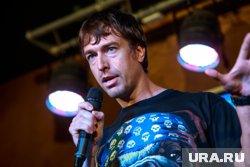 Лесли начал свою деятельность еще в двухтысячных, как один из первых пикап-тренеров в РФ