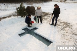 На Крещение православные окунаются в проруби