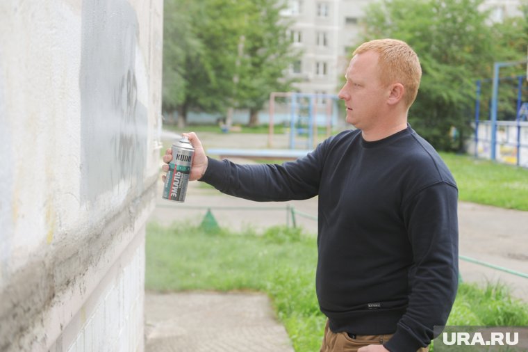 Артем Барбашин решил предотвратить подростковую наркозависимость, закрашивая соответствующие объявления