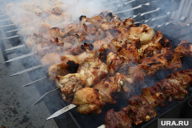 Под шкворчащее на огне мясо отдыхается приятнее