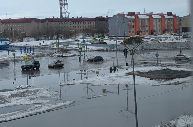 Отремонтированные участки дороги в Новом Уренгое полностью затоплены 