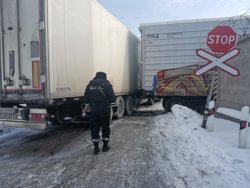 Составителя поезда зажало между полуприцепом и тепловозом