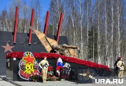 У памятника Воинам-землякам в Нижневартовске прошел митинг в честь юбилея Победы