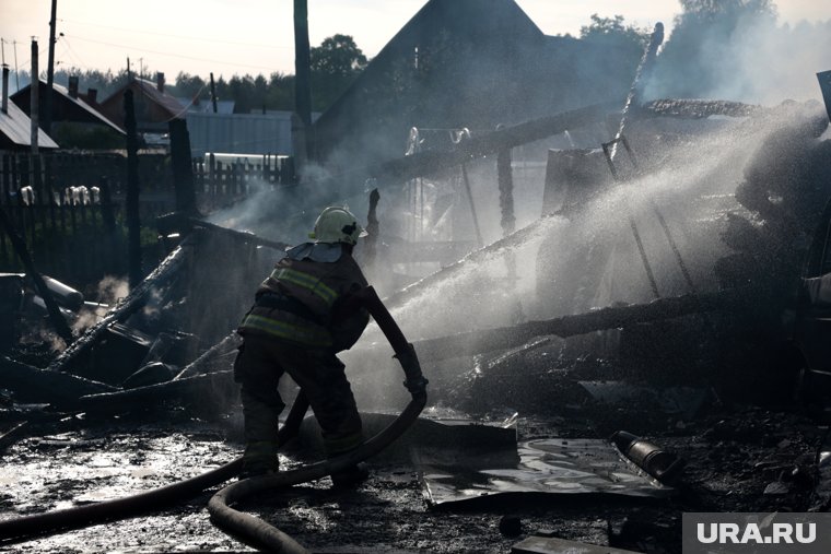 Тело мужчины обнаружено при разборе завалов сгоревшего дома в Лабытнанги (архивное фото)