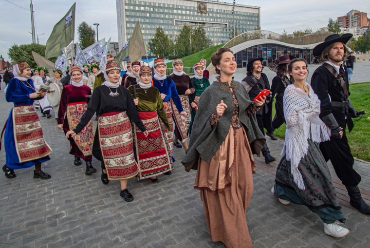 Участники парада нарядилсь в костюмы