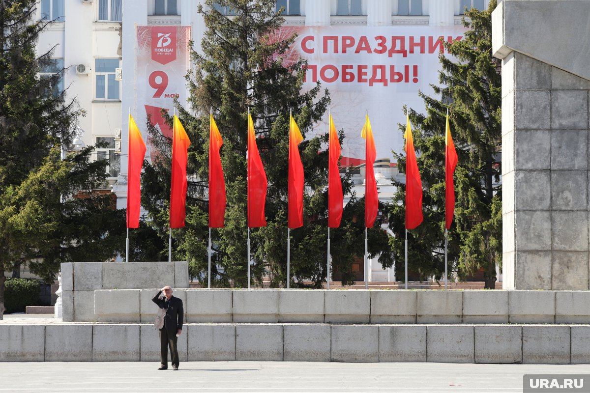 В Кургане готовят обновленное оформление к Дню Победы в Великой Отечественной войне