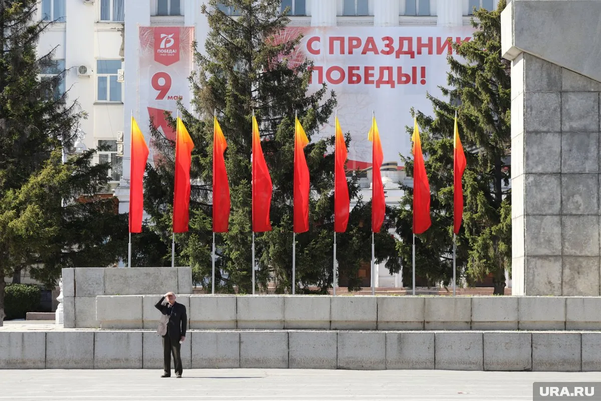 В Кургане готовят обновленное оформление к Дню Победы в Великой Отечественной войне