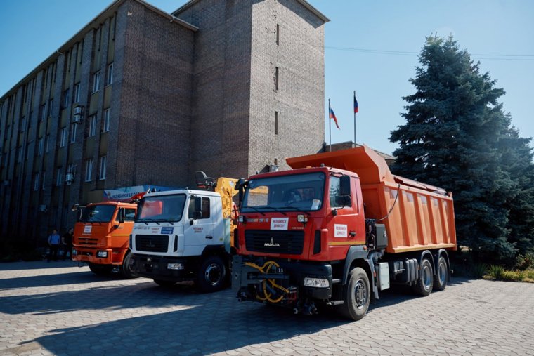 Город в ДНР получил уборочные машины и крановую установку