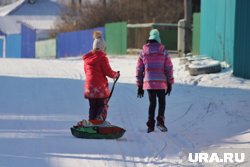 Курганец привлечен к ответственности за катание детей на снегокатах, прикрепленных к машине (архивное фото)