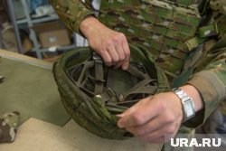 Военнослужащий показал, как пуля застряла в каске