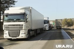 Один из водителей не выдержал дистанцию и влетел в большегруз