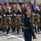 Воссоздали легендарное фото и устроили заплыв: как прошли первые Парады Победы в России. Фото, видео