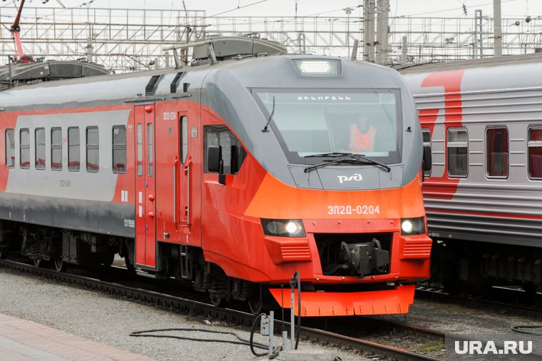 В момент обрушения поезд проезжал под мостом
