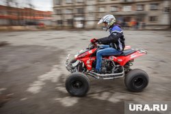 Перед поездкой юный тюменец надел экипировку и шлем