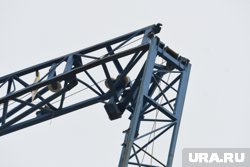 Кран поехал и упал, крановщик получил несовместимые с жизнью травмы
