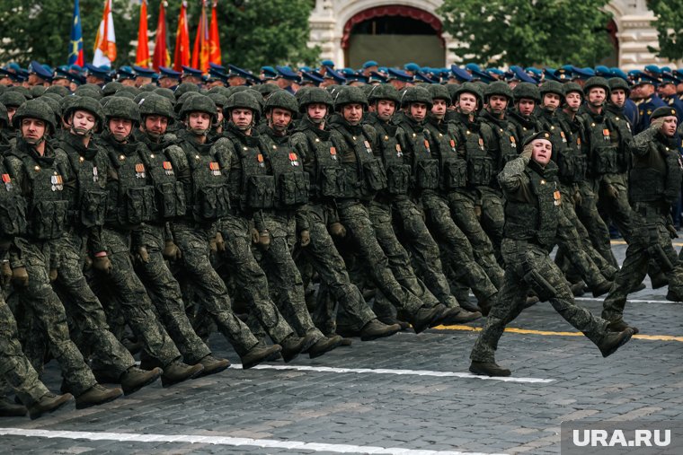 Парадный расчет участников СВО трибуны приветствовали стоя