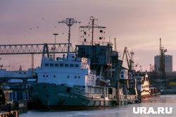 МЧС России потушили рыболовное судно во Владивостоке