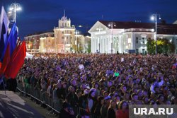Тысячи горожан заполнили главную площадь Кургана в его день рождения