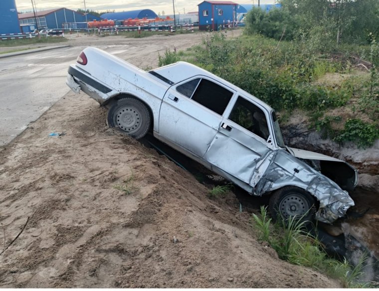 Двое жителей ЯНАО пострадали из-за опрокинувшегося в кювет авто