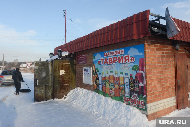 В селе Княжево несколько магазинов. Там местные жители активно обсуждают ситуацию с похищением ребенка