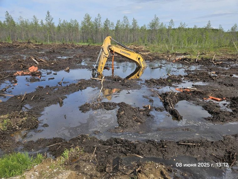 Экскаватор почти полностью ушел под воду