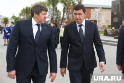 Евгений Куйвашев (справа) дал мэру спецзадание