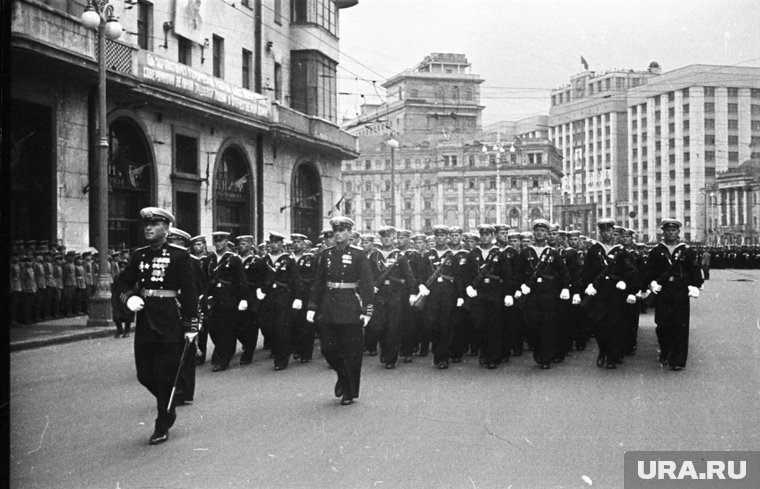 Вот он, участник Первого Парада Победы, шагает пятый справа, написала Текслер