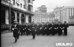 Вот он, участник Первого Парада Победы, шагает пятый справа, написала Текслер