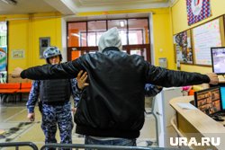Жители Губкинского предложили поставить в школах росгвардейцев (архивное фото)