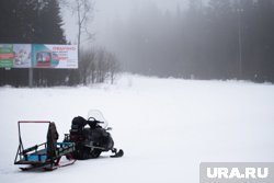 Трое ямальцев на снегоходе с санями попали в полынью и провалились под лед